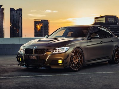 开云下载-草根的嘶吼与王者的加冕，足球世界里的英雄叙事