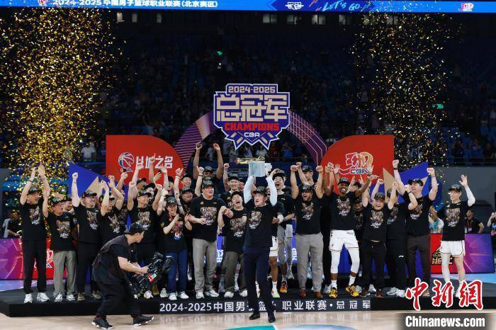 关于篮球决赛激烈进行，谁能将冠军奖杯揽入怀中？的信息