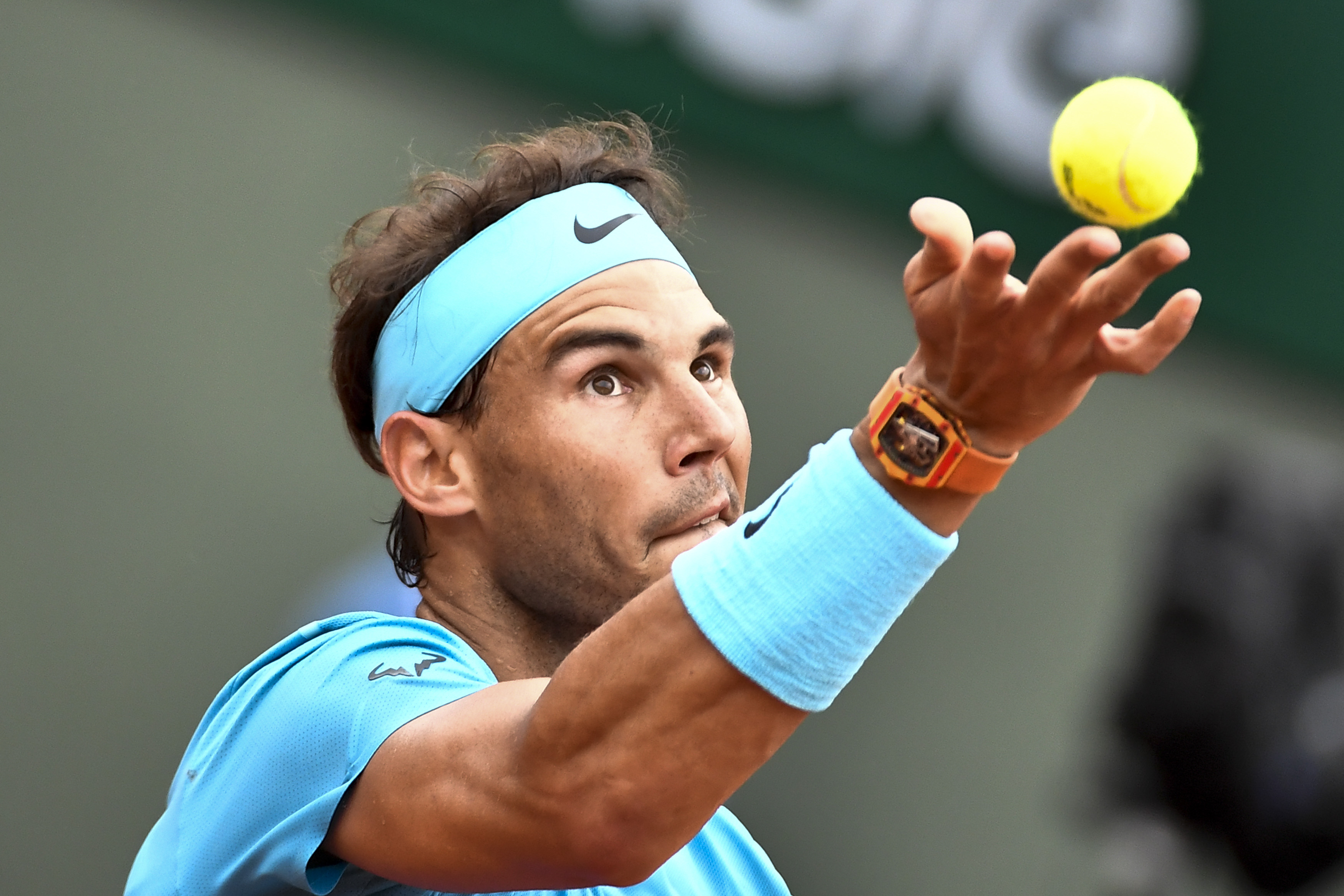 包含世界网球队横扫英国网球队，纳达尔打破历史纪录的词条