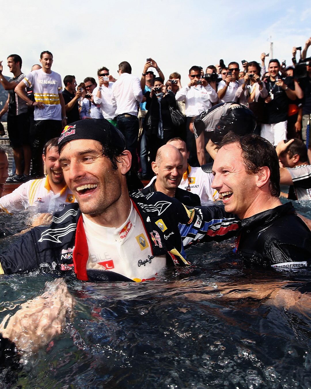 红牛车队完胜红牛二队，拉塞尔统治全场